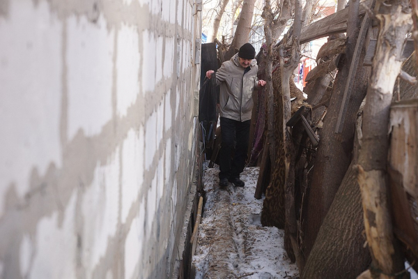 «На участок заползаем через дырку»: в центре Самары пенсионера строители замуровали в собственном доме