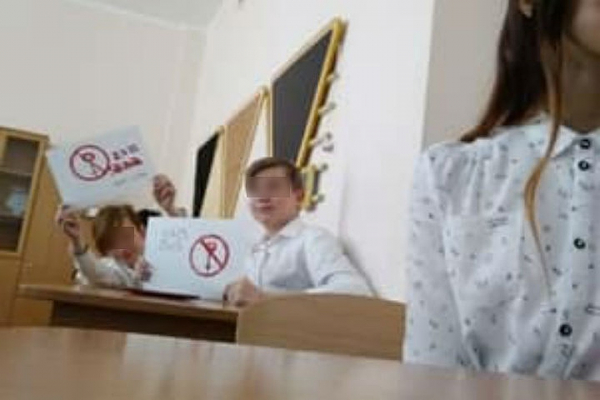 «Пинали учениц»: Пятиклассники из Ленобласти отметили 8 марта акцией «Без баб»