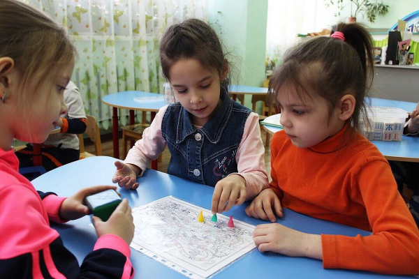 Астраханских малышей из многодетных семей бесплатно готовят к школе