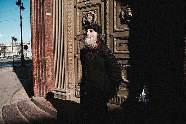 Из бомжа в экскурсоводы: Как живет самый знаменитый гид Петербурга