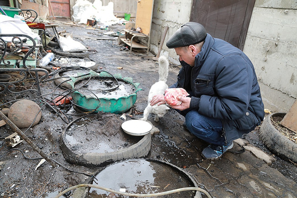 Мир не без добрых людей: многодетному отцу-одиночке, у которого сгорел дом, за сутки собрали 600 000 рублей