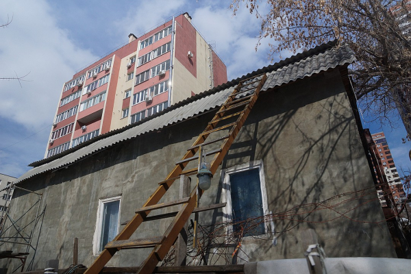 «На участок заползаем через дырку»: в центре Самары пенсионера строители замуровали в собственном доме