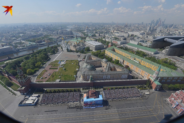 Какой увидят Москву участники воздушного парада над Красной площадью 2019: фоторепортаж с борта вертолета