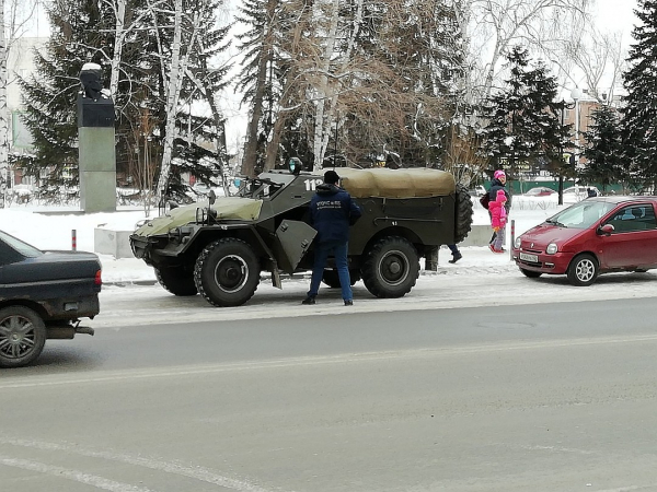 Житель Новоалтайска купил БТР, чтобы ездить на нем по городу